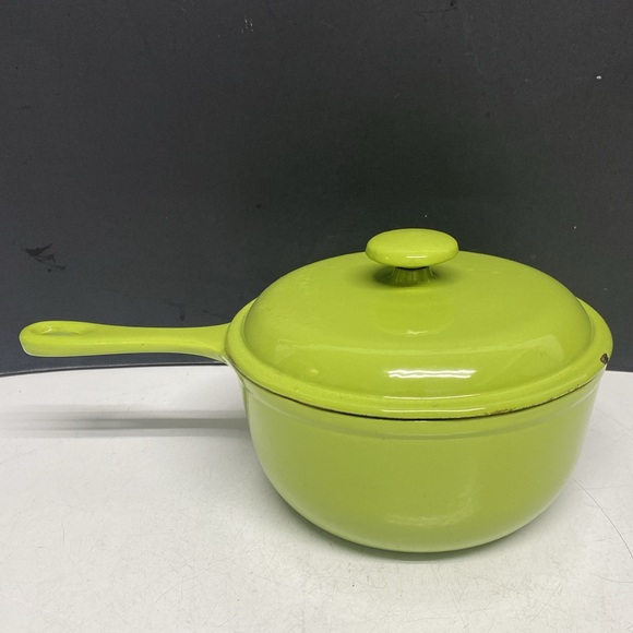American Collection Enameled Cast Iron Pan with Lid - Picture 3 of 17